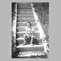 111-0132 Wehlau im Sommer 1936. Gerhard Reinhardt auf der Treppe der Pregelschleuse.jpg
